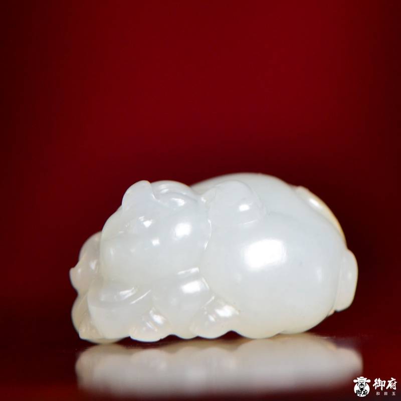 新疆和田玉洒金皮白玉籽玉 福猪 5克