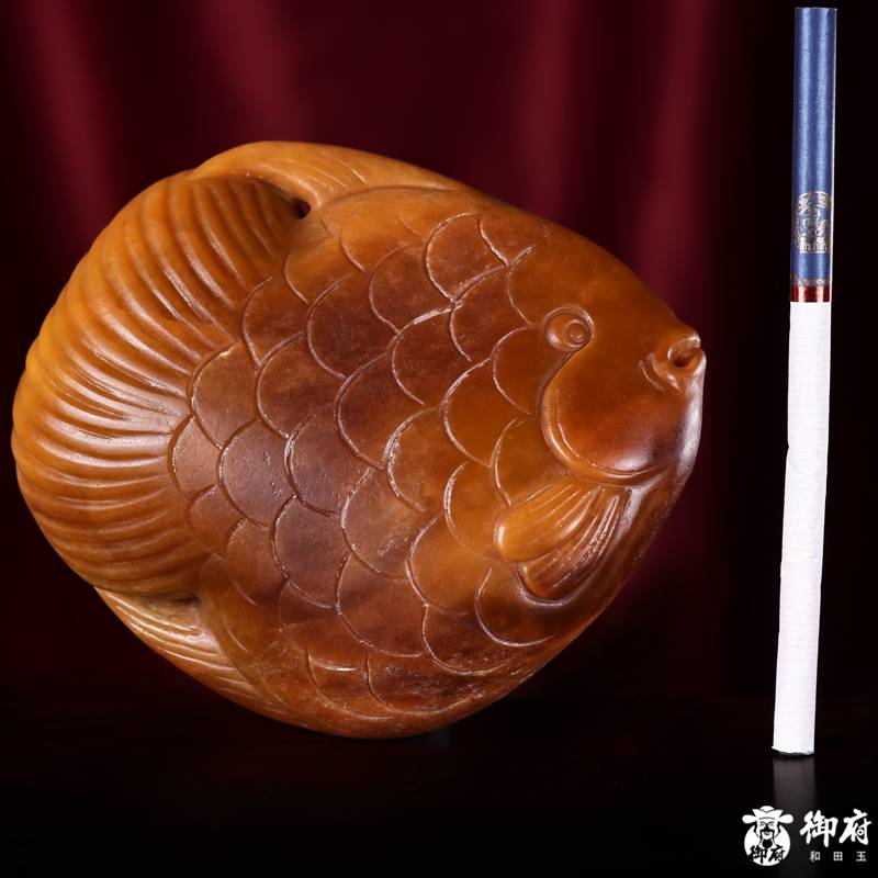 新疆和田玉黄沁独籽摆件 年年有余 364.8克