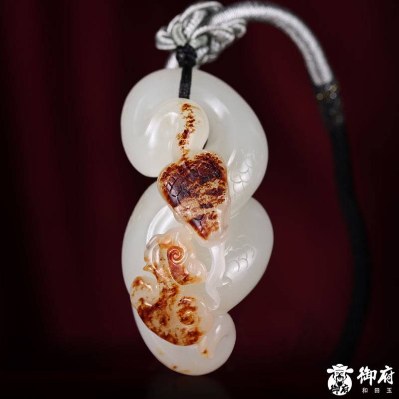 新疆和田玉籽料红皮白玉挂件 灵蛇献瑞 35.5克