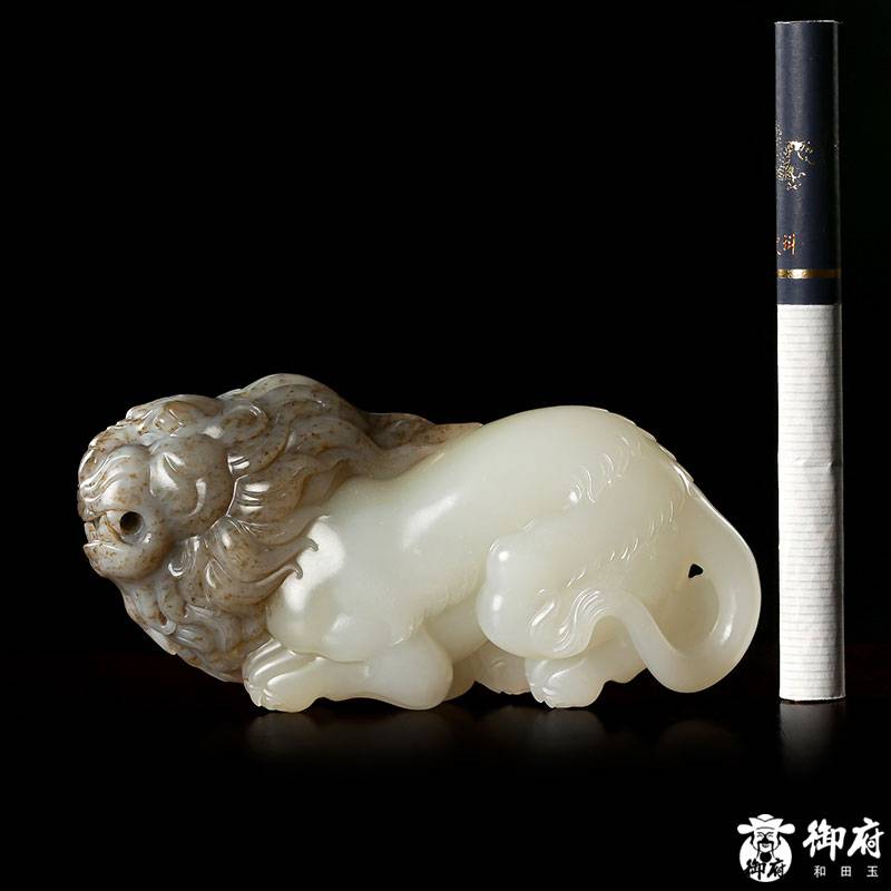 御府玉雕 重 125.7克 新疆和田玉褐皮白玉籽料 手把件 王者归来