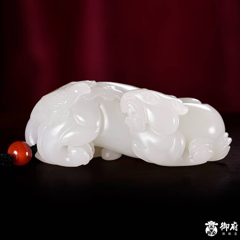 新疆和田玉原毛孔皮白玉籽玉把件 瑞兽报喜 101.5克