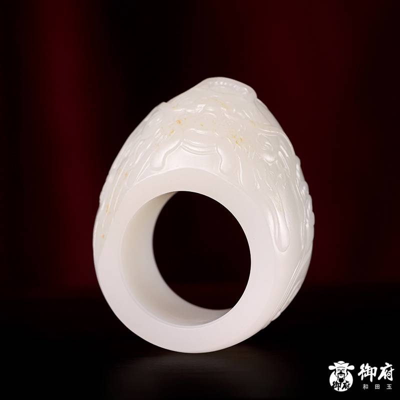 新疆和田玉洒金皮白玉籽玉 兽面扳指 34.8克
