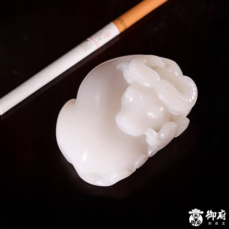 新疆和田玉白玉籽料把件 扭转乾坤 111.4克