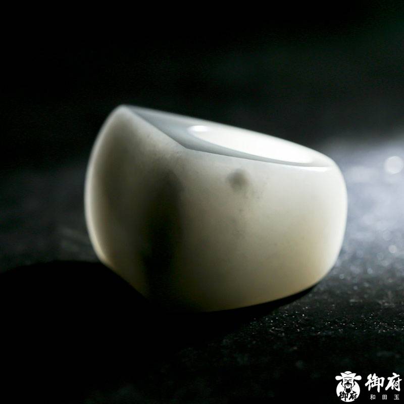 新疆和田玉原毛孔皮青花籽玉扳指 66.1克